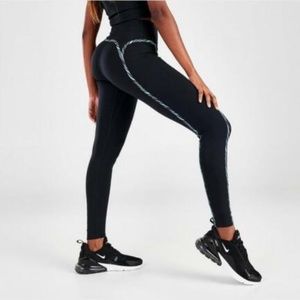 NWT Nike one Luxe Icon Clash Size XSmall